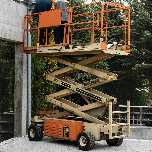 are safety harnesses required on scissor lifts?