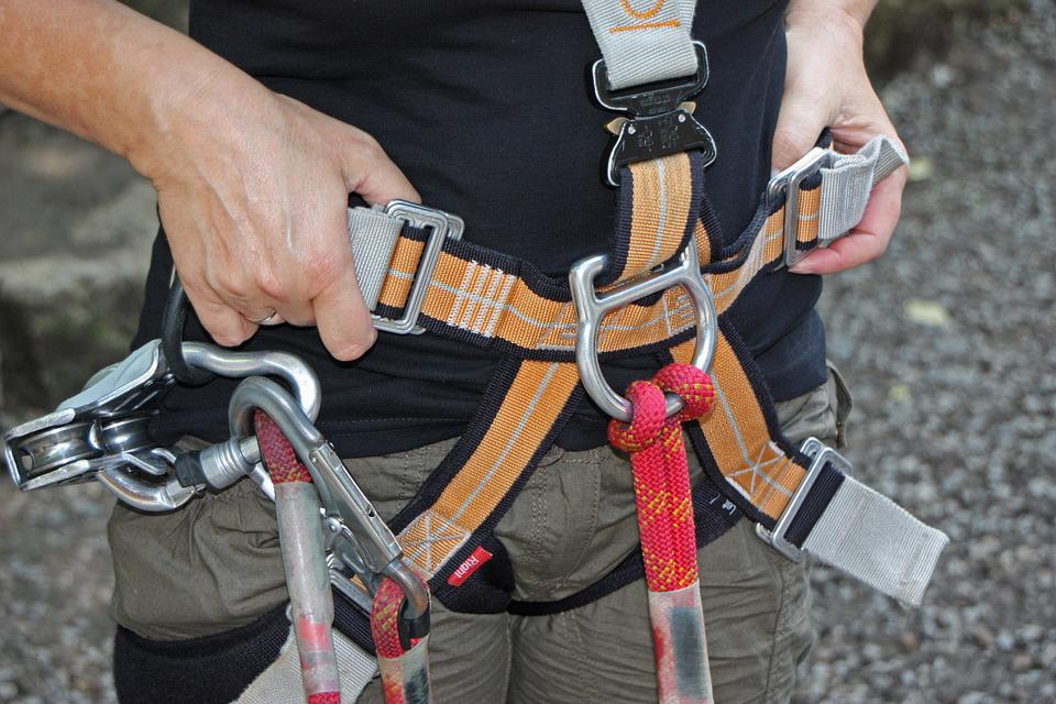 how does a safety harness work
