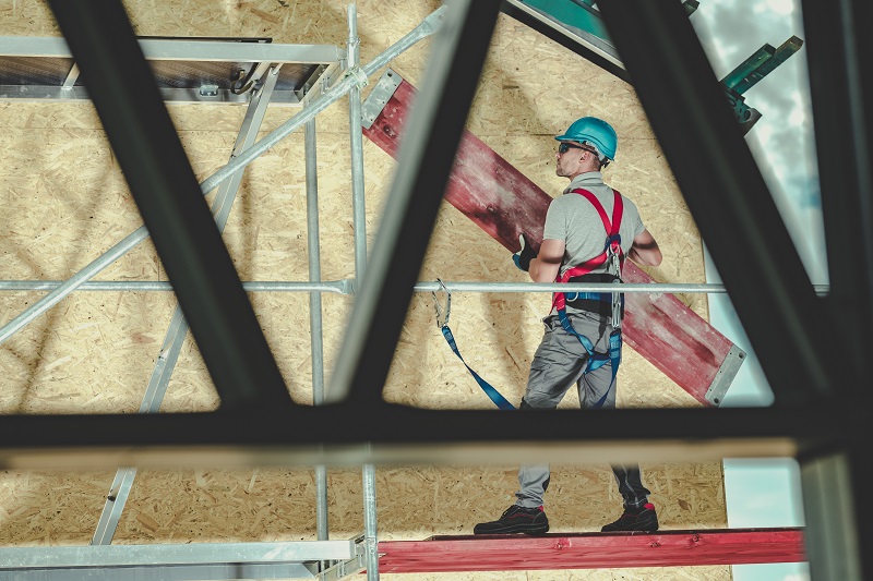 do you have to wear a safety harness on scaffolding